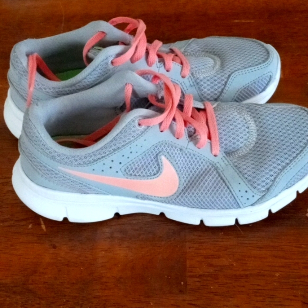 Woman's Nike Running Shoes Size 6.5